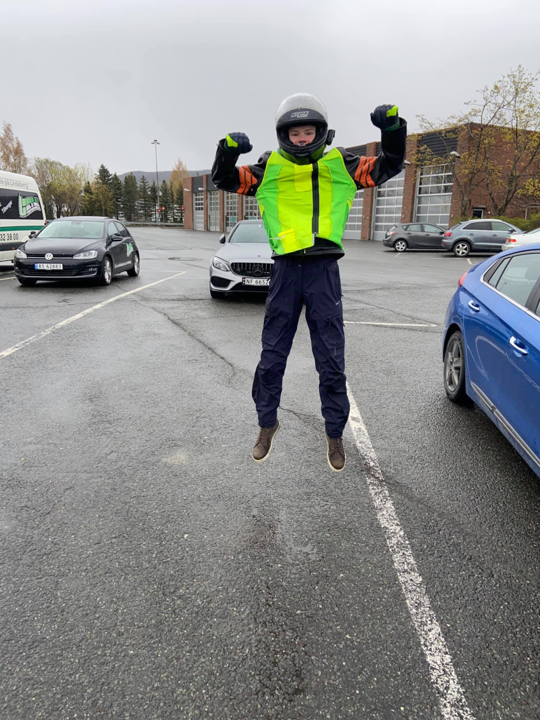 Endelig førerkort på lett motorsykkel Hoppende Glad elev har akkurat fått mopedlappen hos Svein Svendsen trafikkskole